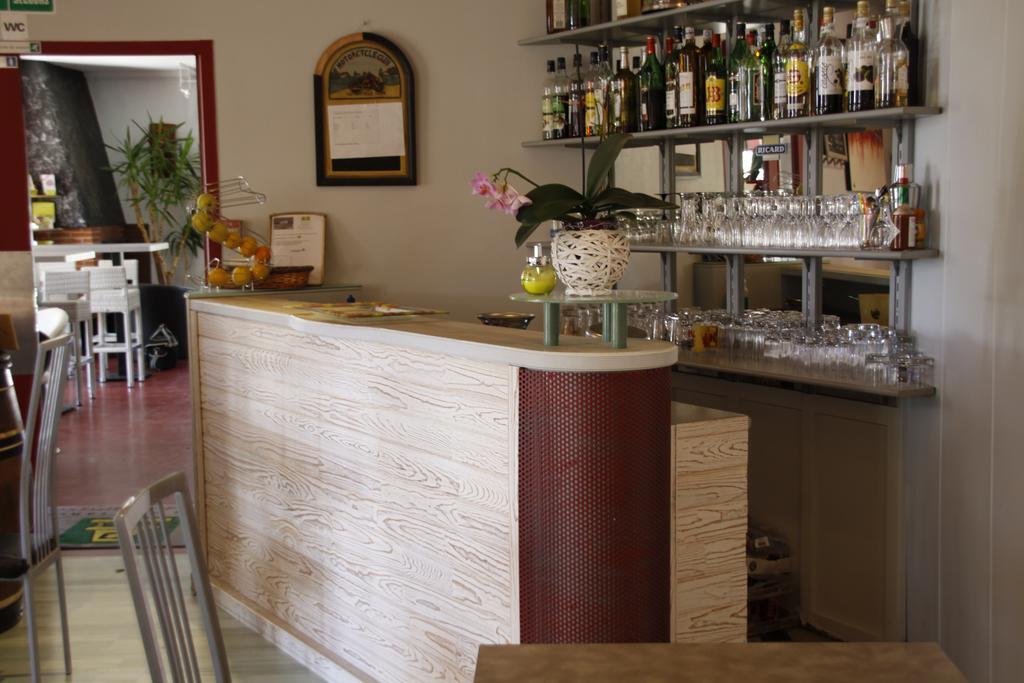 Logis Hotels - Hotel Et Restaurant Le Relais Des Garrigues Grisolles  Экстерьер фото