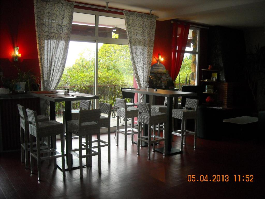 Logis Hotels - Hotel Et Restaurant Le Relais Des Garrigues Grisolles  Экстерьер фото